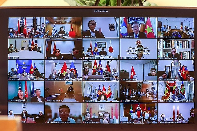Để đẩy mạnh thu hút đầu tư, Thủ tướng đề nghị các cơ quan đại diện Việt Nam ở nước ngoài nắm vững, truyền tải thông điệp về đường lối phát triển, đối ngoại, hội nhập và hình ảnh về đất nước, con người Việt Nam - Ảnh: VGP/