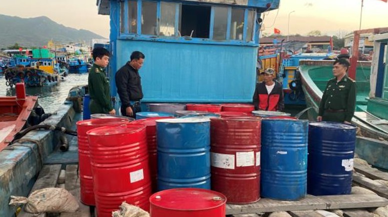 Khánh Hòa: Tạm giữ tàu cá vận chuyển 19 thùng phuy nghi vấn dầu DO trái phép