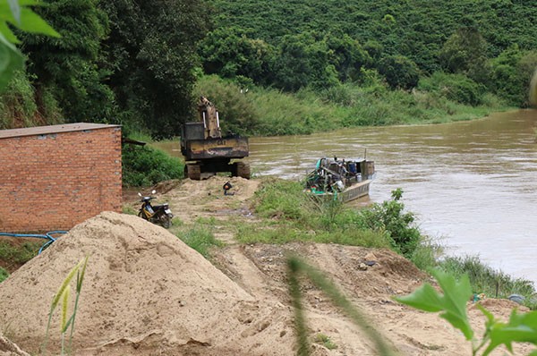 Hiện trường khai thác cát trái phép trên sông Đa Dâng.  (Ảnh Báo Lâm Đồng)