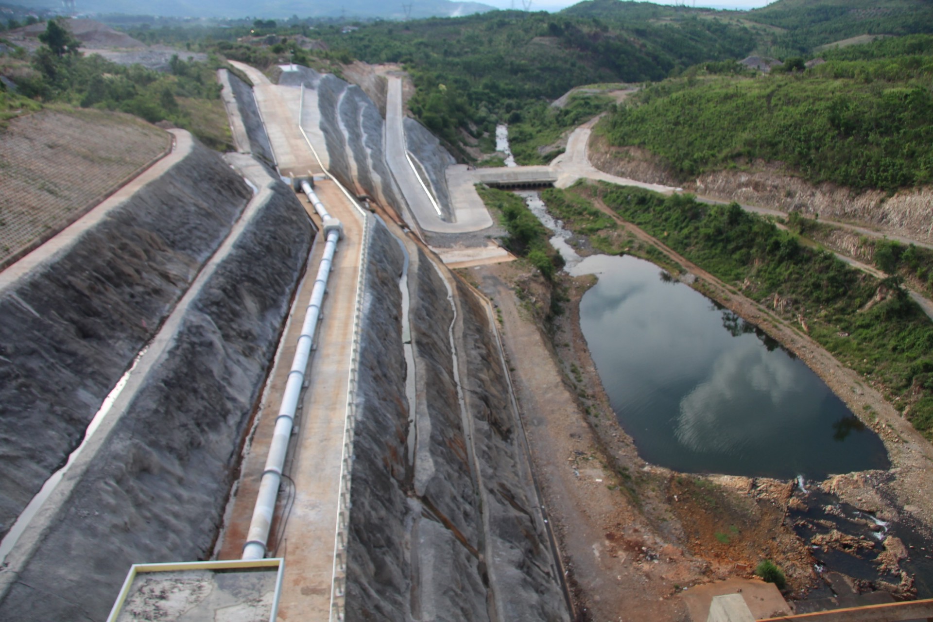 Công trình đầu tiên trên địa bàn tỉnh Đắk Lắk và khu vực Tây Nguyên có đập ngăn sông tạo hồ chứa được thiết kế là đập bê tông trọng lực, sử dụng phụ gia tro bay.