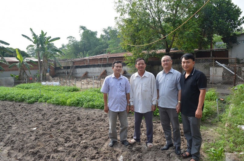 Ông Ngô Đình Chiểu (thứ hai từ trái sang) cùng lãnh đạo Hội Nông dân huyện, xã tại trang trại nuôi vịt đẻ trên cạn.