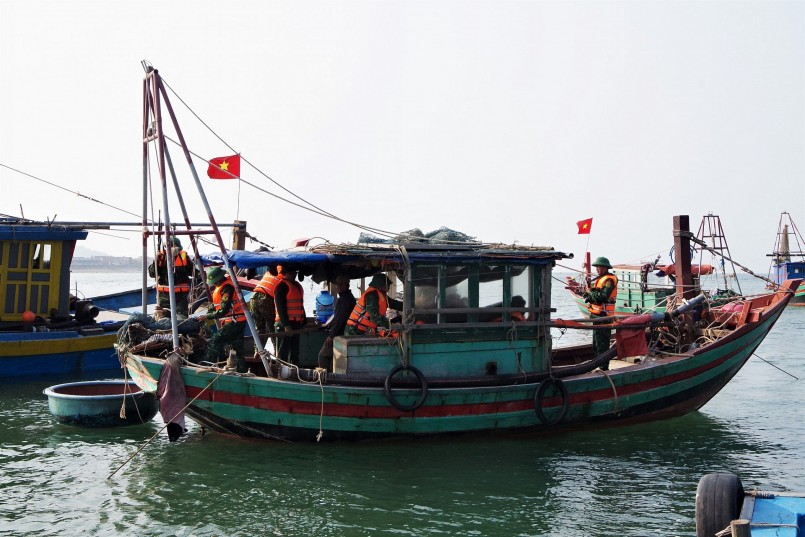 Hà Tĩnh: Bắt giữ hàng loạt tàu thuyền khai thác hải sản sai quy định