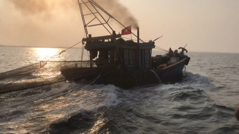 Hà Tĩnh: Bắt giữ hàng loạt tàu thuyền khai thác hải sản sai quy định