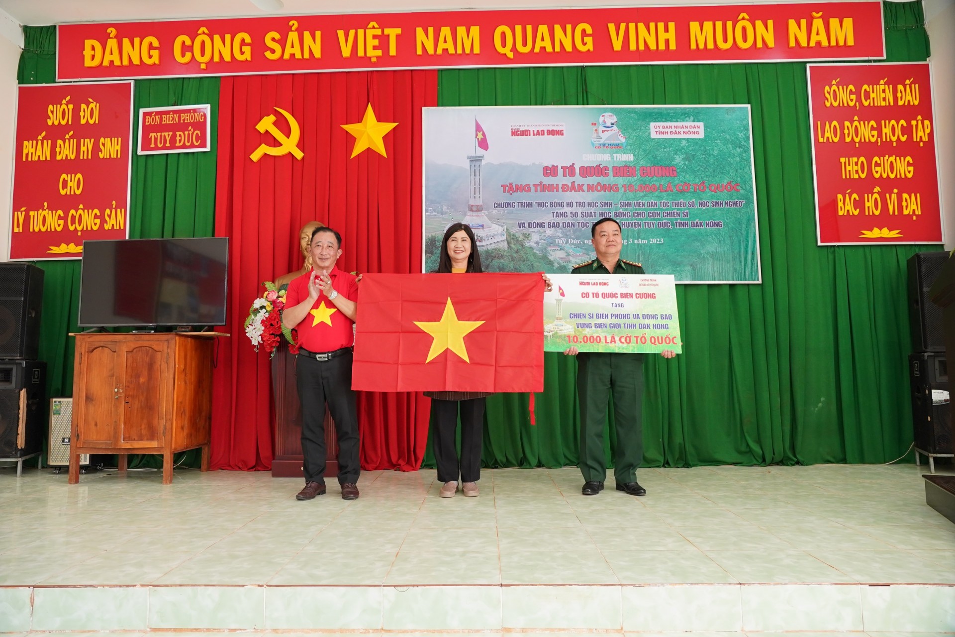 Đắk Nông: Trao 10.000 lá cờ Tổ quốc và tặng quà cho học sinh nghèo vùng biên