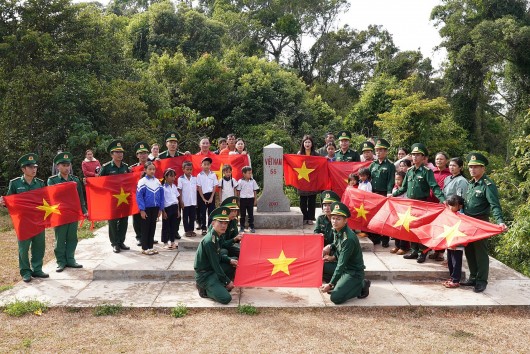 Đắk Nông: Trao 10.000 lá cờ Tổ quốc và tặng quà cho học sinh nghèo vùng biên