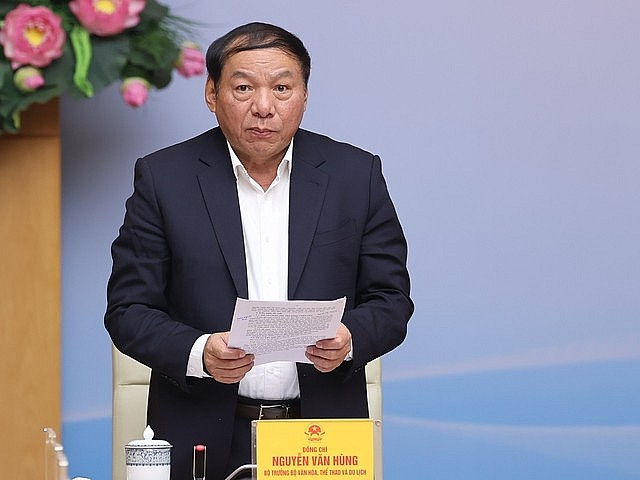 Bộ trưởng Bộ Văn hóa, Thể thao và Du lịch Nguyễn Văn Hùng trình bày báo cáo, nhìn lại bức tranh du lịch - Ảnh VGP