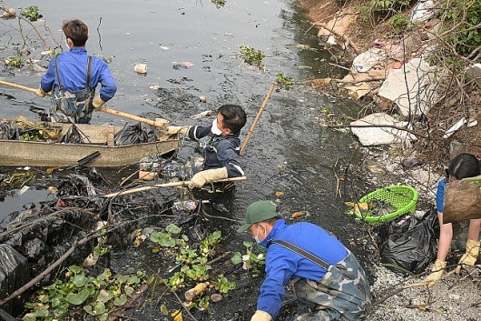 Nhóm bạn trẻ đam mê vớt rác, âm thầm cứu những dòng sông chết tại Hà Nội