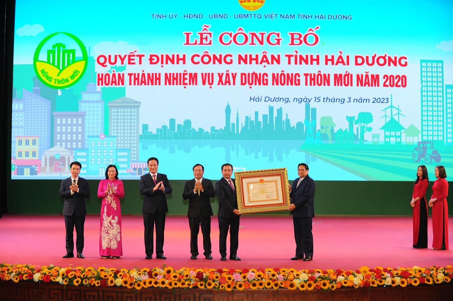Thủ tướng Chính Phủ Phạm Minh Chính trao Quyết định công nhận tỉnh Hải Dương hoàn thành nhiệm vụ xây dựng nông thôn mới.