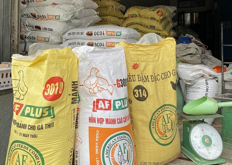 Giá heo hơi giảm sâu khiến người chăn nuôi thua lỗ, Hiệp hội chăn nuôi Đồng Nai kiến nghị giảm thuế nguyên liệu làm thức ăn chăn nuôi.