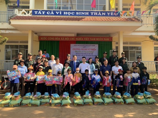 Hàng trăm phần quà cho người dân, học sinh nghèo vùng sâu ở Đắk Lắk