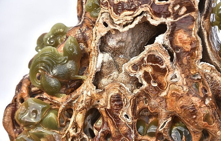 Lão Nho được chế tác từ Ngọc Onyx liền khối nhiều màu - loại đá quý vùng Iran.