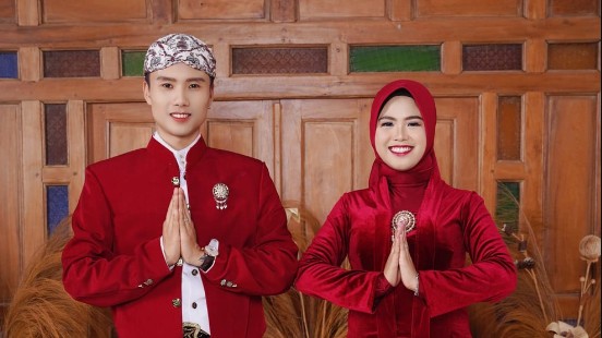 “Chiêm ngưỡng” Đạt Villa trong bộ đồ cưới truyền thống màu đỏ nổi bật