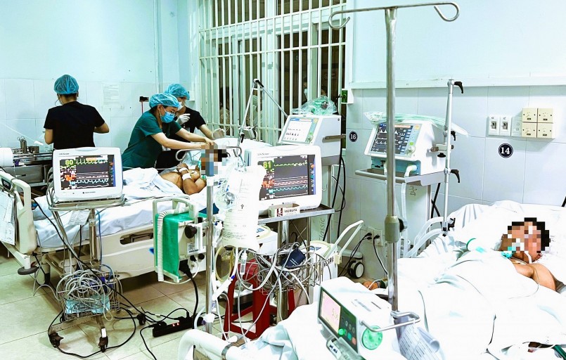 Các bệnh nhân đang được điều trị tại Bệnh viện đa khoa khu vực miền núi phía Bắc Quảng Nam. Ảnh: BVCC