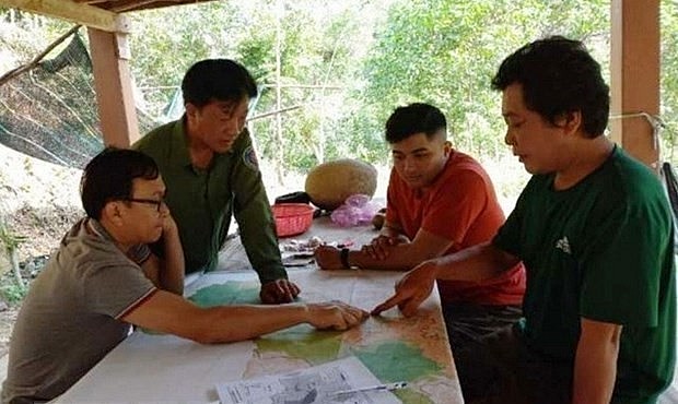 Các thành viên Trung tâm Bảo tồn Đa dạng sinh học Nước Việt Xanh (GreenViet) thảo luận với cán bộ Ban Quản lý rừng phòng hộ huyện Đồng Xuân. (Ảnh: TTXVN)