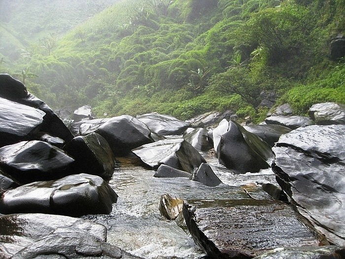 Dưới chân thác là đá đen trơn lởm chởm và dòng suối mát lạnh - Ảnh: Tú Ngọc