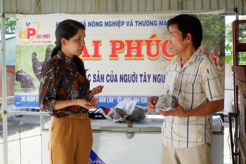 Anh Lưu Văn Đức giới thiệu về sản phẩm gà Hmông tới khách hàng. Ảnh: T.Mai