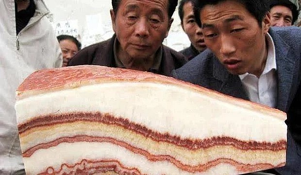 Nhiều người kinh ngạc khi tảng thịt lợn bằng đá trông rất giống miếng thịt ba chỉ.