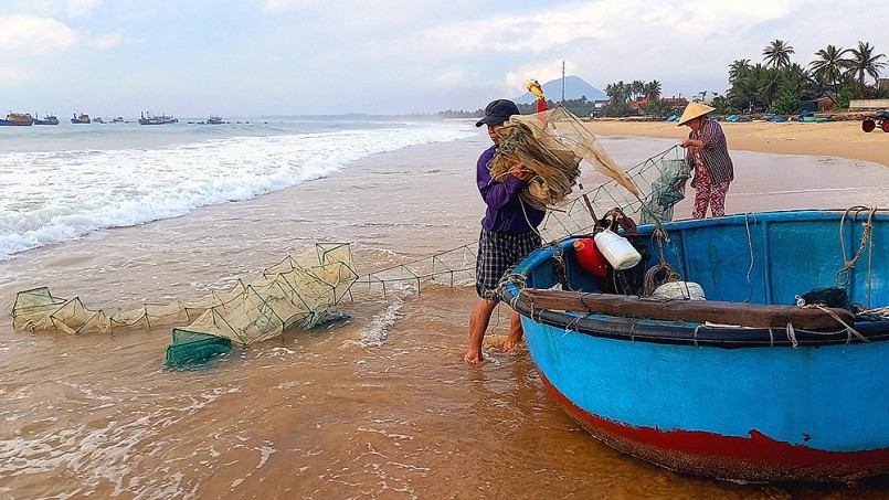 Buổi sáng ở bãi biển Long Thủy, ngư dân thu dọn ngư cụ sau chuyến biển. Ảnh: Trần Quới