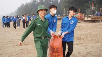 Gần 400 cán bộ, đoàn viên thanh niên TP Sầm Sơn tổ chức ra quân dọn sạch rác bãi biển