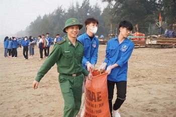 Gần 400 cán bộ, đoàn viên thanh niên TP Sầm Sơn tổ chức ra quân dọn sạch rác bãi biển