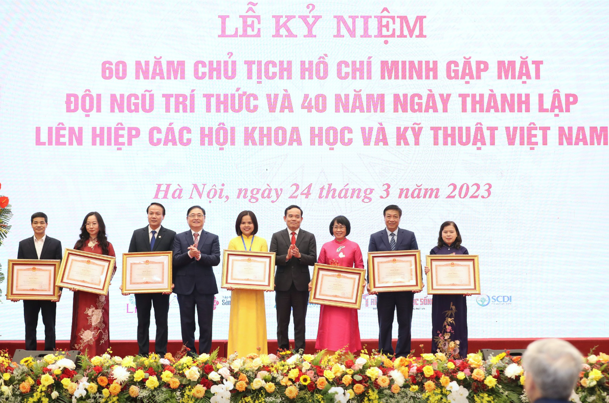 Phó Thủ tướng Chính phủ Trần Lưu Quang và TSKH. Phan Xuân Dũng, Chủ tịch Liên hiệp các Hội Khoa học và Kỹ thuật Việt Nam trao tặng Bằng khen của Thủ tướng Chính phủ cho các tập thể, cá nhân đạt thành tích xuất sắc - Ảnh: VGP