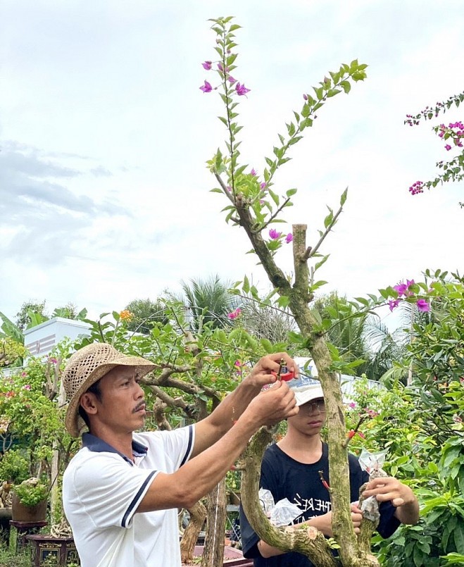 Anh Đỗ Thanh Phương đang tạo dáng cây hoa giấy thuần Việt