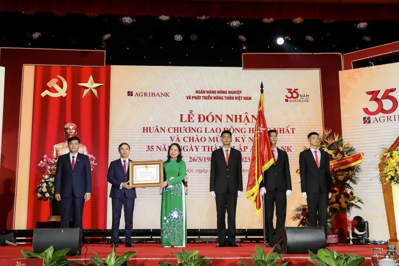 Phó Chủ tịch nước Võ Thị Ánh Xuân trao Huân chương Lao động Hạng Nhất cho đại diện Agribank 