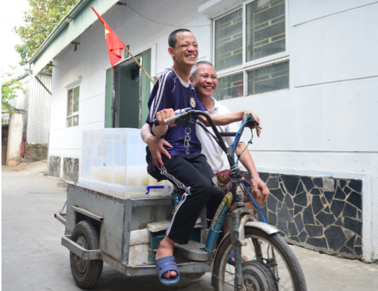 Ấm tình người ở quán cơm 2.000 đồng/suất của cặp vợ chồng trẻ tại Hà Nội