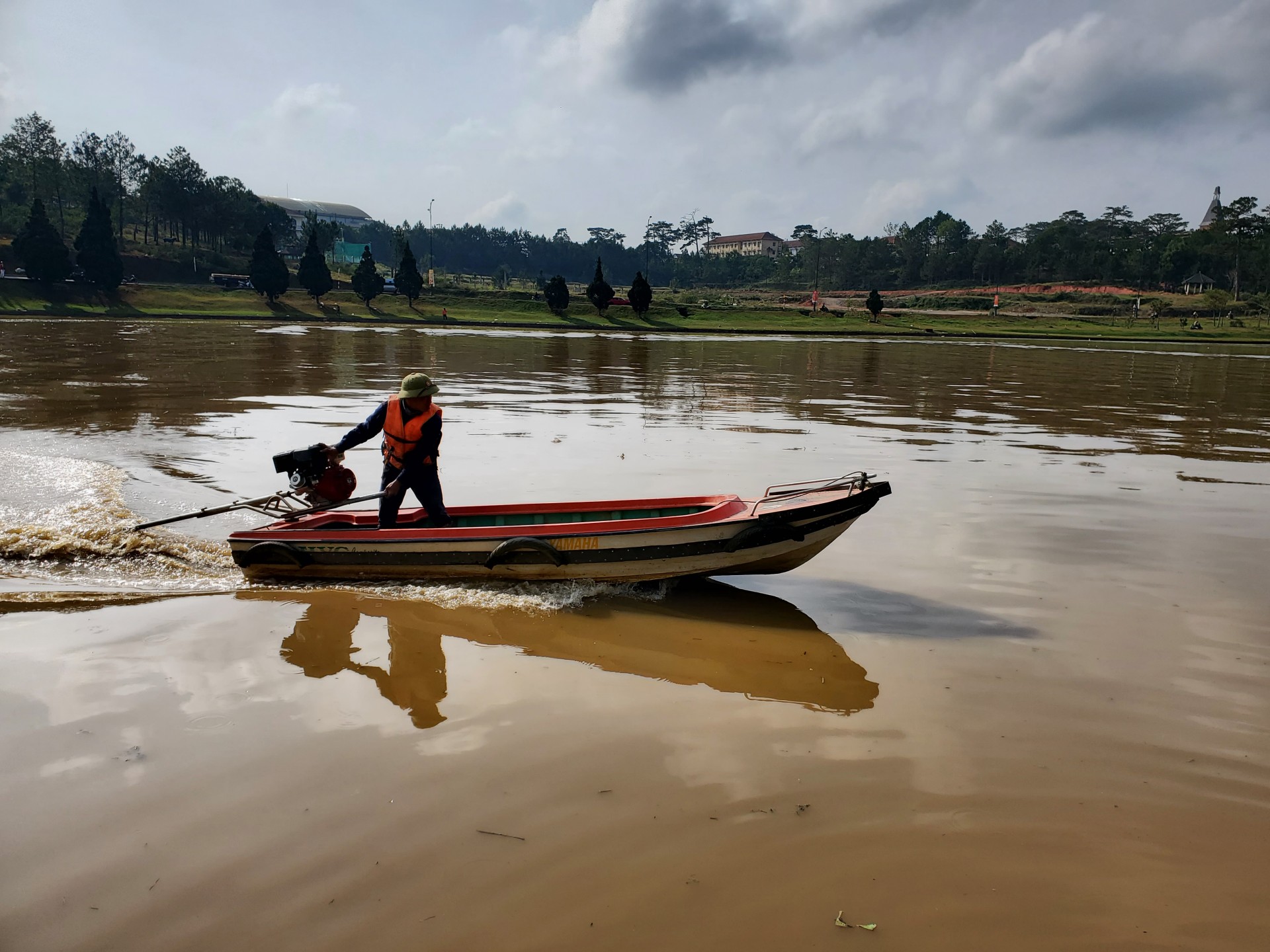 Lâm Đồng: Cá chết nổi la liệt ở hồ Xuân Hương