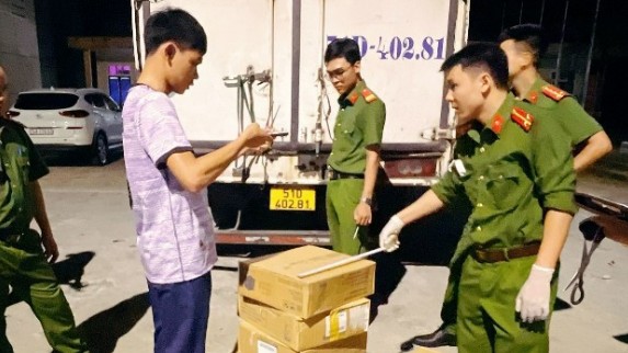 Quảng Trị: Bắt giữ xe thư báo vận chuyển 1.080 chai mỹ phẩm không rõ nguồn gốc