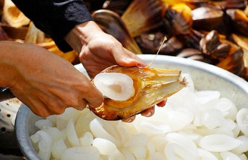 Người miền Tây sử dụng dừa nước chế biến các món ăn dân dã.