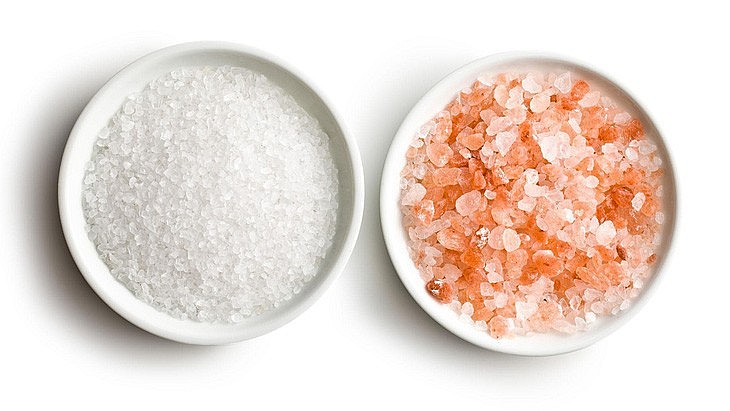 Muối ăn thông thường và muối hồng Himalaya đều chứa chủ yếu là natri clorua