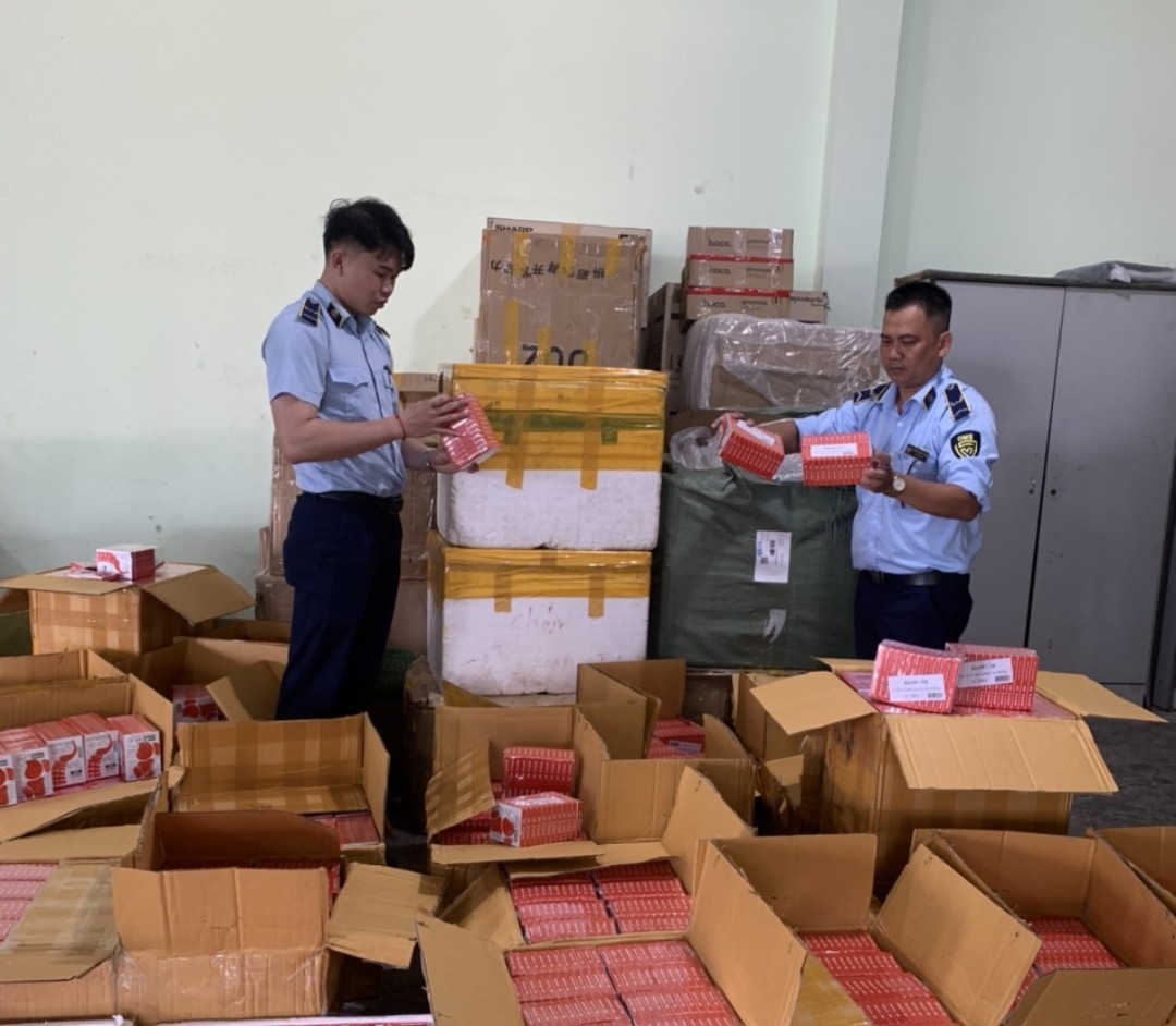 Phú Yên: Tạm giữ 8600 hộp thuốc và hàng loạt hàng hóa không hóa đơn, chứng từ