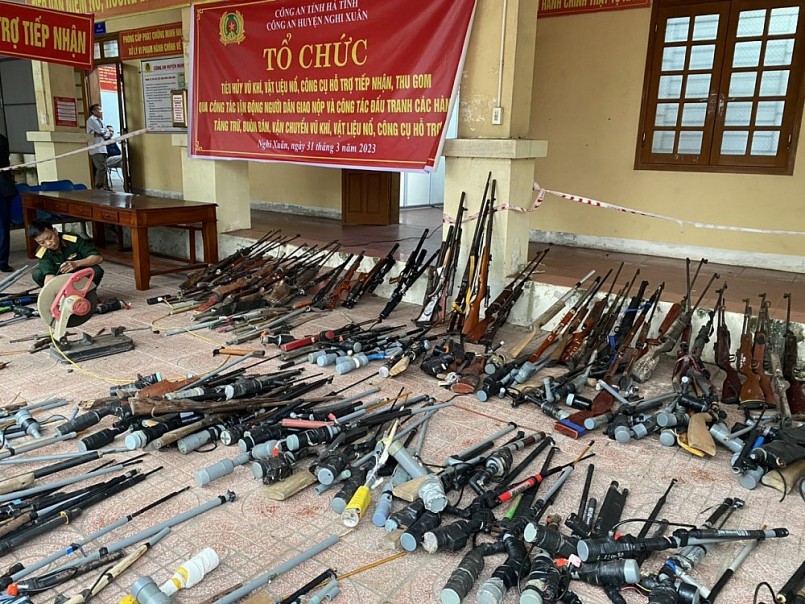 Hà Tĩnh: Tiêu hủy hàng trăm khẩu súng, công cụ hỗ trợ khác