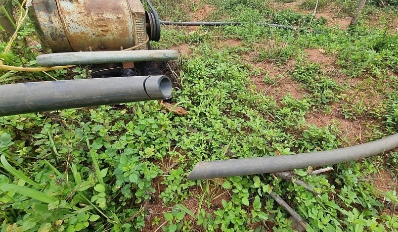 Đường ống nước trong vườn chanh dây cũng bị chặt phá.