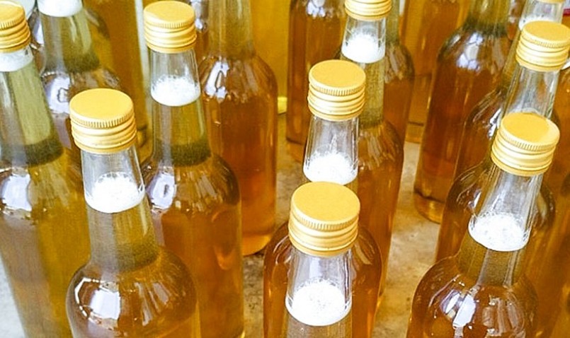 Mật ong được đóng vào chai để cung cấp ra thị trường. Nhiều hộ tích trữ để bán quanh năm.