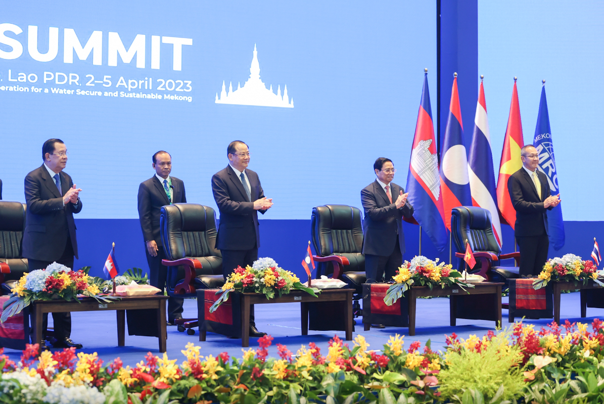 Thủ tướng Phạm Minh Chính, Thủ tướng Lào Sonexay Siphandone, Thủ tướng Campuchia Hun Sen và Tổng Thư ký Văn phòng Tài nguyên nước Thái Lan dự Hội nghị - Ảnh: VGP