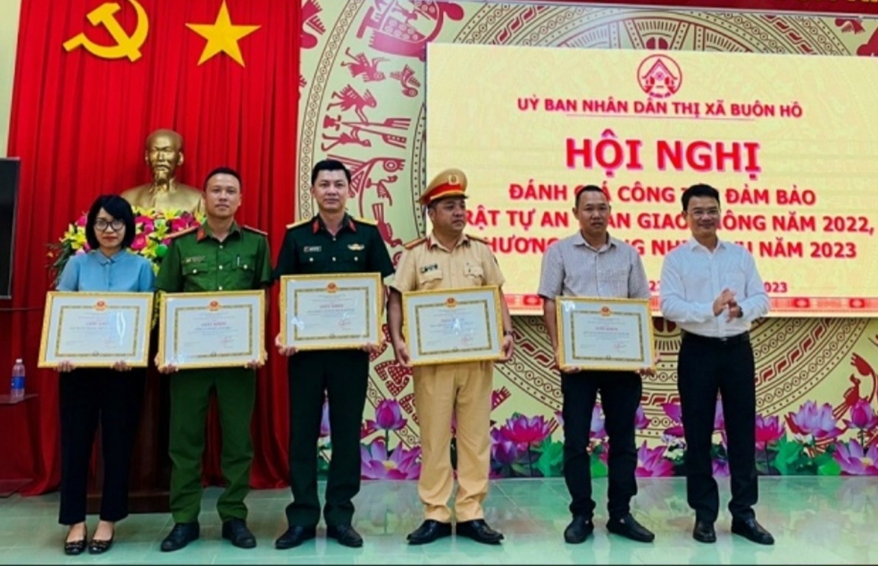 Lực lượng CSGT thị xã Buôn Hồ được trao tặng giấy khen
