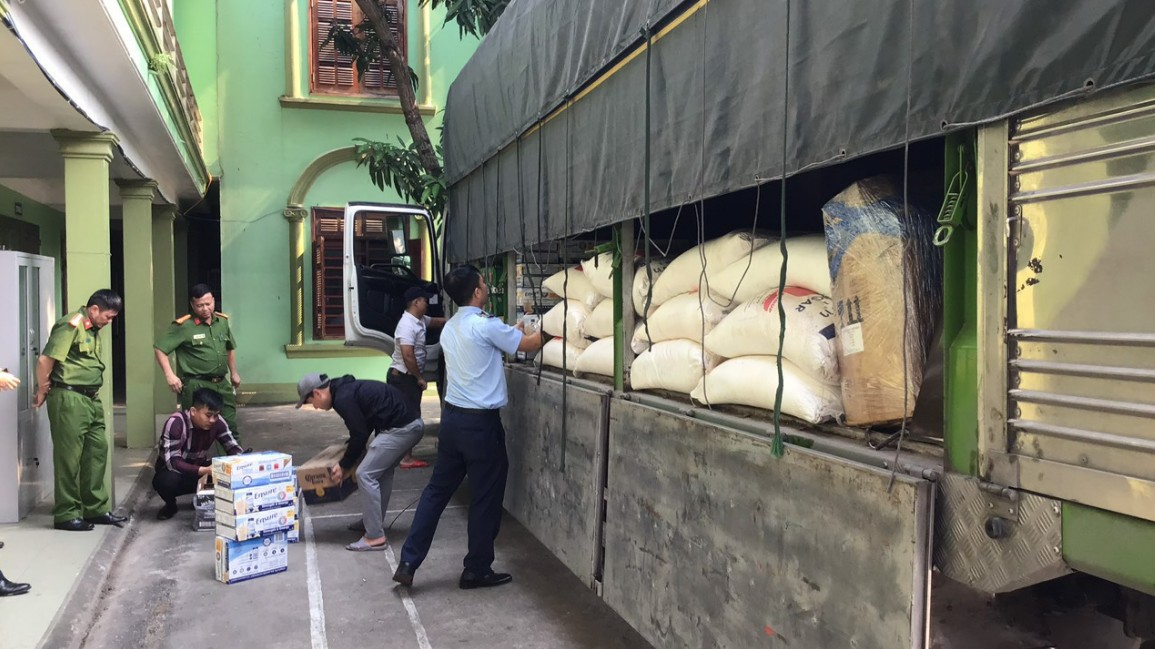 Nghệ An: Tạm giữ 3 tấn đường cát và các loại đồ uống nhập lậu