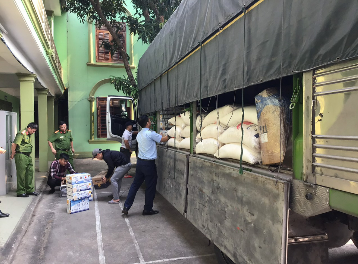 Nghệ An: Tạm giữ 3 tấn đường cát và các loại đồ uống nhập lậu
