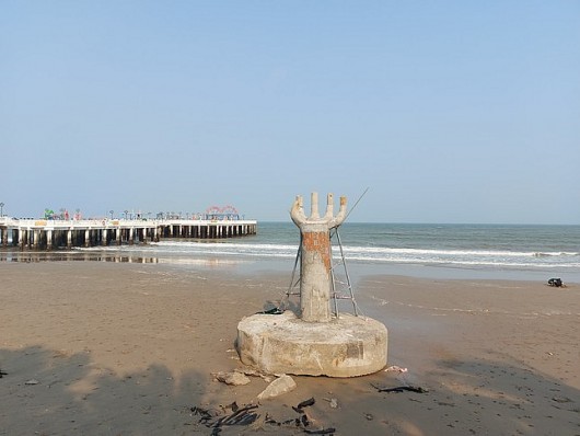 Xuất hiện những 'bàn tay khổng lồ' tại khu du lịch biển nổi tiếng Thanh Hóa