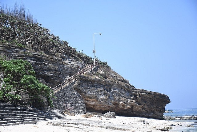 Vách đá khu vực chùa Hang có nhiều hình thù độc đáo. Đây là dấu tích xâm thực của sóng biển diễn ra hàng nghìn năm trước