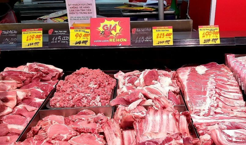 Giá heo hơi hôm nay (11/4) giảm ở trang trại nhưng giá thịt heo vẫn neo cao.