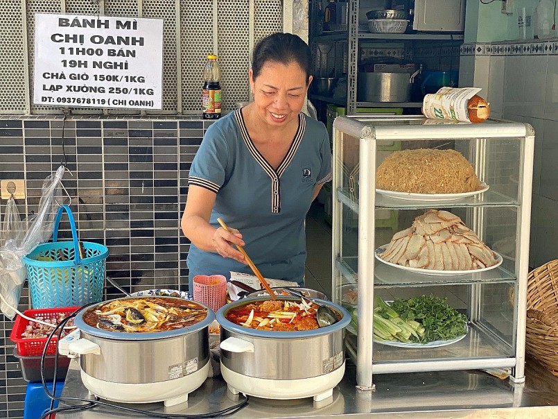 Hàng bánh mì cá nục ở Sài Gòn, “núp lùm” vẫn nườm nượp khách tìm đến