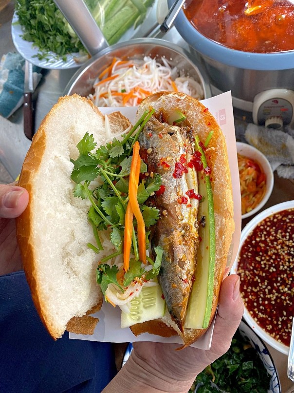 Bánh mì cá nục được rất nhiều khách hàng yêu thích