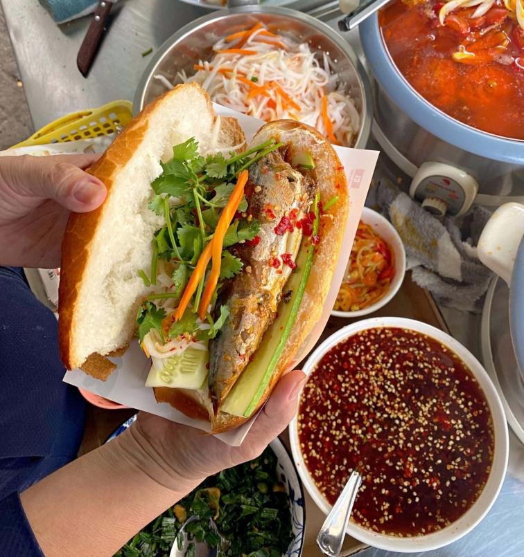 Bánh mì cá nục ngon “nhức nách”