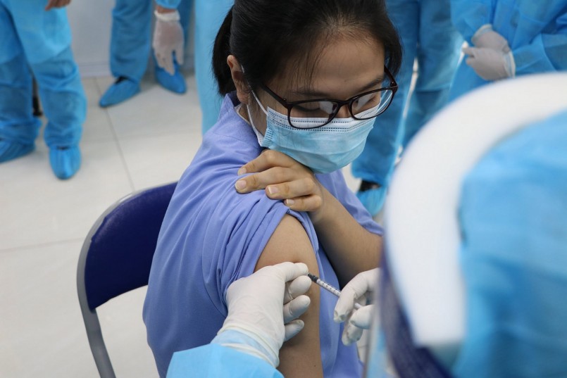 Hà Nội yêu cầu UBND các quận, huyện, thị xã tiếp tục đẩy mạnh công tác tiêm chủng để tăng tỷ lệ bao phủ vắc xin Covid-19