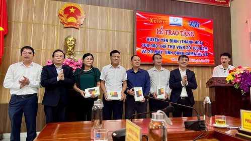 Trao tặng thẻ thư viện số 100 năm và máy tính bảng cho cán bộ, giáo viên, học sinh và người lao động trên địa bàn huyện Yên Định, tỉnh Thanh Hóa