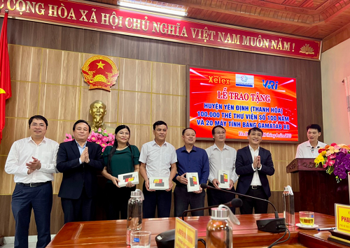 Trao tặng thẻ thư viện số 100 năm và máy tính bảng cho cán bộ, giáo viên, học sinh và người lao động trên địa bàn huyện Yên Định, tỉnh Thanh Hóa