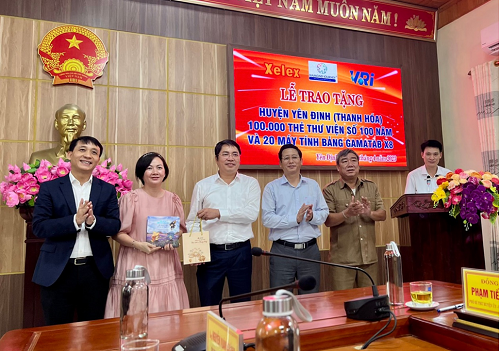 Ban Lãnh đạo huyện Yên Định cùng đại diện Nhà tài trợ chụp hình lưu niệm